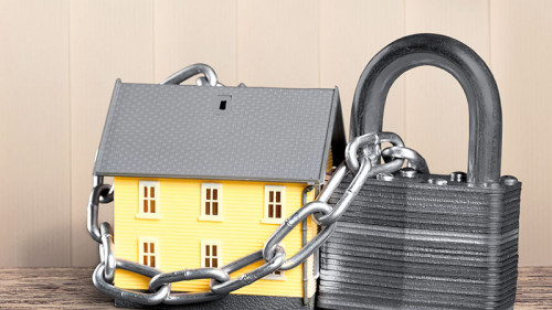 HausKetteSchloss-90845775-FO-BillionPhotos-com