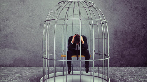 Mann-In-Kaefig-95141482-FO-alphaspirit