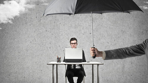 Mann-Schreibtisch-Schirm-88055429-FO-olly