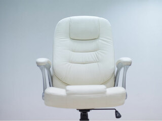 Weißer-Chefsessel-102883997-FO-shock