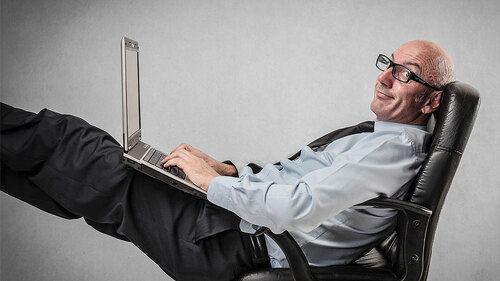 Mann-Laptop-entspannt-65755003-FO-olly
