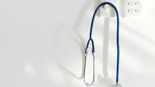 Stethoskop-haengt-an-Wand-86861564-FO-Sykwong