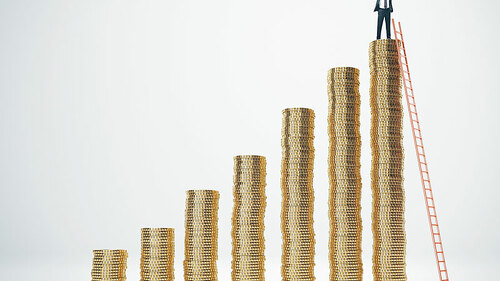 Muenztuerme-kleiner-Mann-79912693-FO-kantver