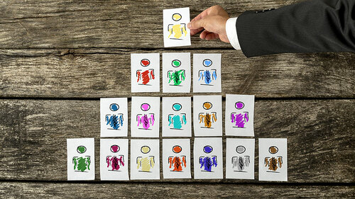 Hand-Zettel-Pyramide-89282010-FO-Gajus