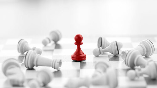 Roter-Bauer-unter-weißen-Bauern-87360054-FO-alice-photo