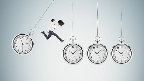 Mann-Springt-von-Uhr-zu-Uhr-100221996-FO-denisismagilov
