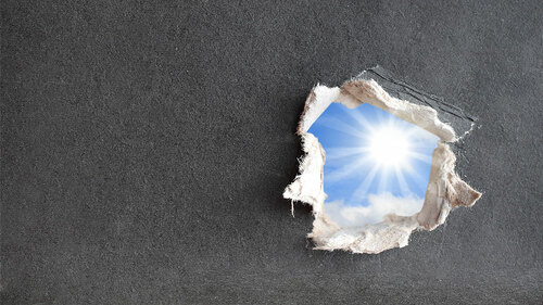 Sonne-scheint-durch-karton-12917657-FO-frenta