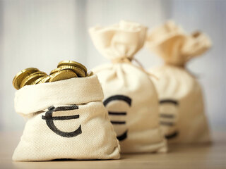 Drei-Geldsaecke-87751143-FO-Vitaliy