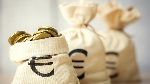 Drei-Geldsaecke-87751143-FO-Vitaliy