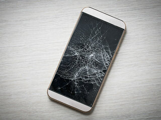 Smartphone-beschaedigt-98977833-FO-Artur-Marciniec