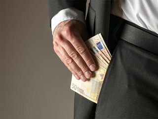 Mann-zieht-geld-aus-hosentasche-67051067-FO-Wolfgang-Zwanzger
