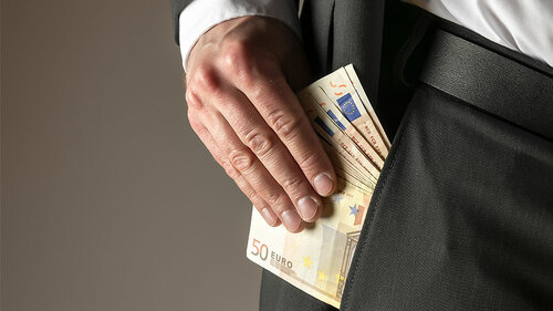 Mann-zieht-geld-aus-hosentasche-67051067-FO-Wolfgang-Zwanzger