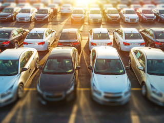 autos-auf-parkplatz-85133296-FO-Tomasz-Zajda