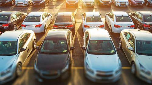 autos-auf-parkplatz-85133296-FO-Tomasz-Zajda