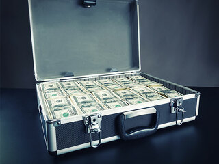 geldkoffer-voller-us-dollar-64262067-FO-Normad_Soul