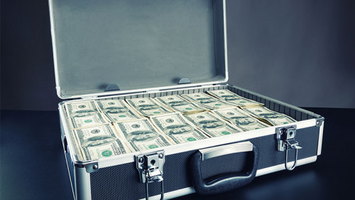 geldkoffer-voller-us-dollar-64262067-FO-Normad_Soul