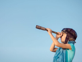 Kind-Fliegermuetze-Fernrohr-104108849-FO-Sunny-studio