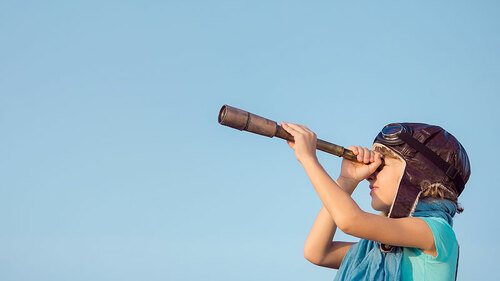 Kind-Fliegermuetze-Fernrohr-104108849-FO-Sunny-studio