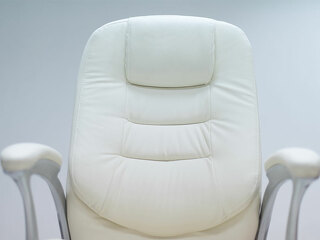 weißer-chefsessel-102884286-FO-shock