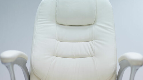 weißer-chefsessel-102884286-FO-shock