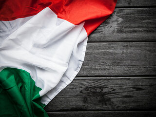 Ialienische-Flagge-95619085-FO-George-Dolgikh