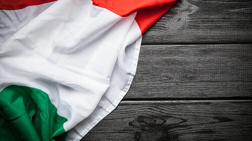 Ialienische-Flagge-95619085-FO-George-Dolgikh