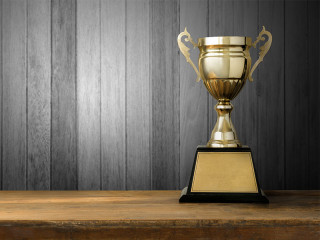 pokal-gold-holzwand-103298771-FO-fotobieshutterb