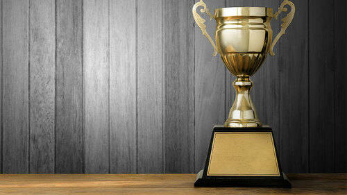 pokal-gold-holzwand-103298771-FO-fotobieshutterb