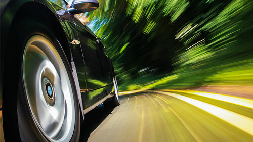 Auto-Bewegungsunschaerfe-55602539-FO-Aleksei-Demitsev