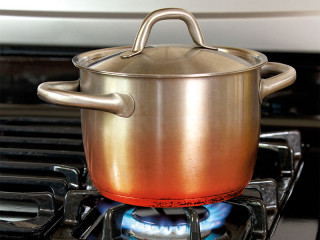 Gluehender-Topf-auf-Herd-33852983-FO-lrfoto