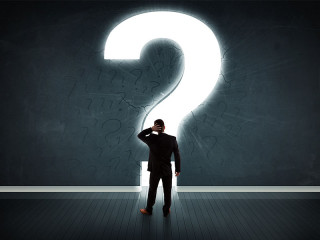 Bsuinessman-riesiges-Fragezeichen-89666298-FO-ra2-studio