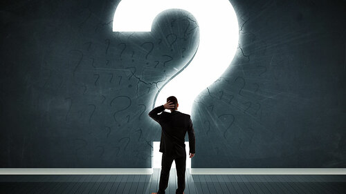 Bsuinessman-riesiges-Fragezeichen-89666298-FO-ra2-studio