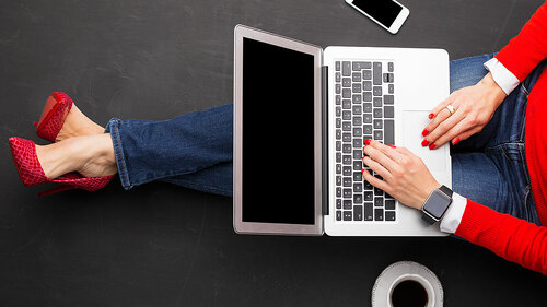 frau-mit-laptop-auf-schoss-103835115-FO-Kaspars-Grinvalds