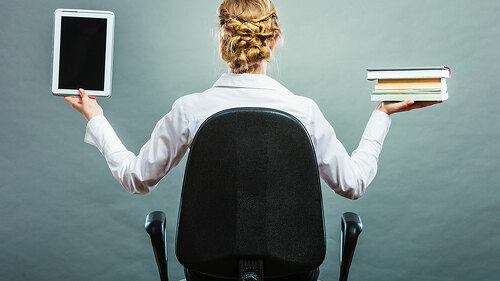 160406_Frau-mit-tablet-und-buch-97149805-FO-voyagerix