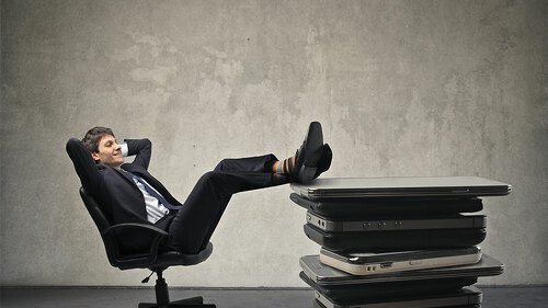 businessman-relaxed-office-stuhl-tablet-95757807-FO-olly
