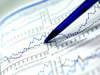 blauer-stift-zahlen-kurven-diagramme-1886740-FO-Corgarashu
