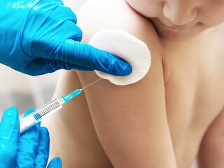 kind-beim-impfen-spritze-74124891-FO-stalnyk