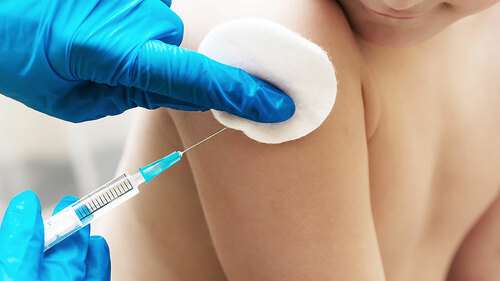 kind-beim-impfen-spritze-74124891-FO-stalnyk