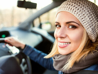 junge-blondie-hinterm-steuer-101057596-FO-Halfpoint