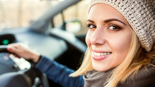 junge-blondie-hinterm-steuer-101057596-FO-Halfpoint