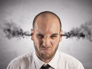 Mann-rauchende-Ohren-56526098-FO-alphaspirit