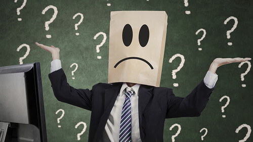 mann-tuete-auf-dem-kopf-fragezeichen-85094448-FO-Creativa-Images