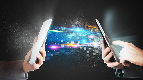 daten-fliegen-von-app-zu-app-81526366-FO-alphaspirit