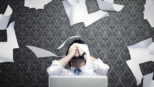 Mann-Laptop-Dokumente-verzweifelt-100246291-FO-sozesoze