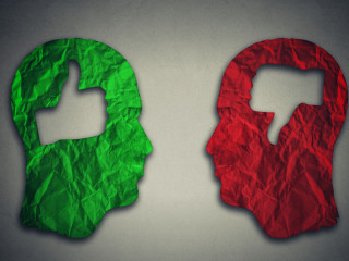 roter-roter-kopf-daumen-hoch-runter-91091653-FO-pathdoc