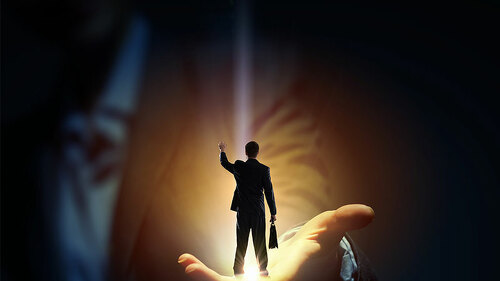 mann-in-hand-von-anderem-mann-106933266-FO-Sergey-Nivens