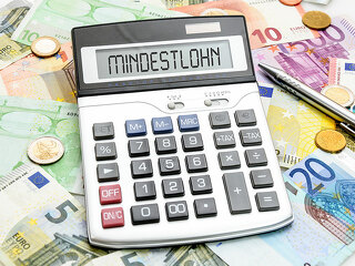 Geldscheine-Taschenrechner-Mindestlohn-82070815-FO-Marco2811