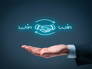 win-win-situation-haende-blau-78910868-FO-Jakub-Jirsak