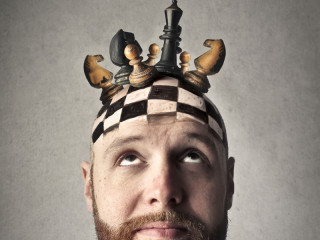 mann-mit-schachbrett-auf-kopf-77059894-FO-olly