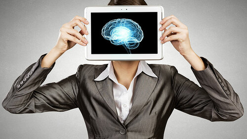frau-mit-tablet-und-gehirn-86594984-FO-Sergey-Nivens
